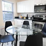 Cozy Central Stay Airport, Kingbed, Fenced Parking - Little Havana Near Airport, Wynwood, Calle 8 Brickell, Coral Gables And More