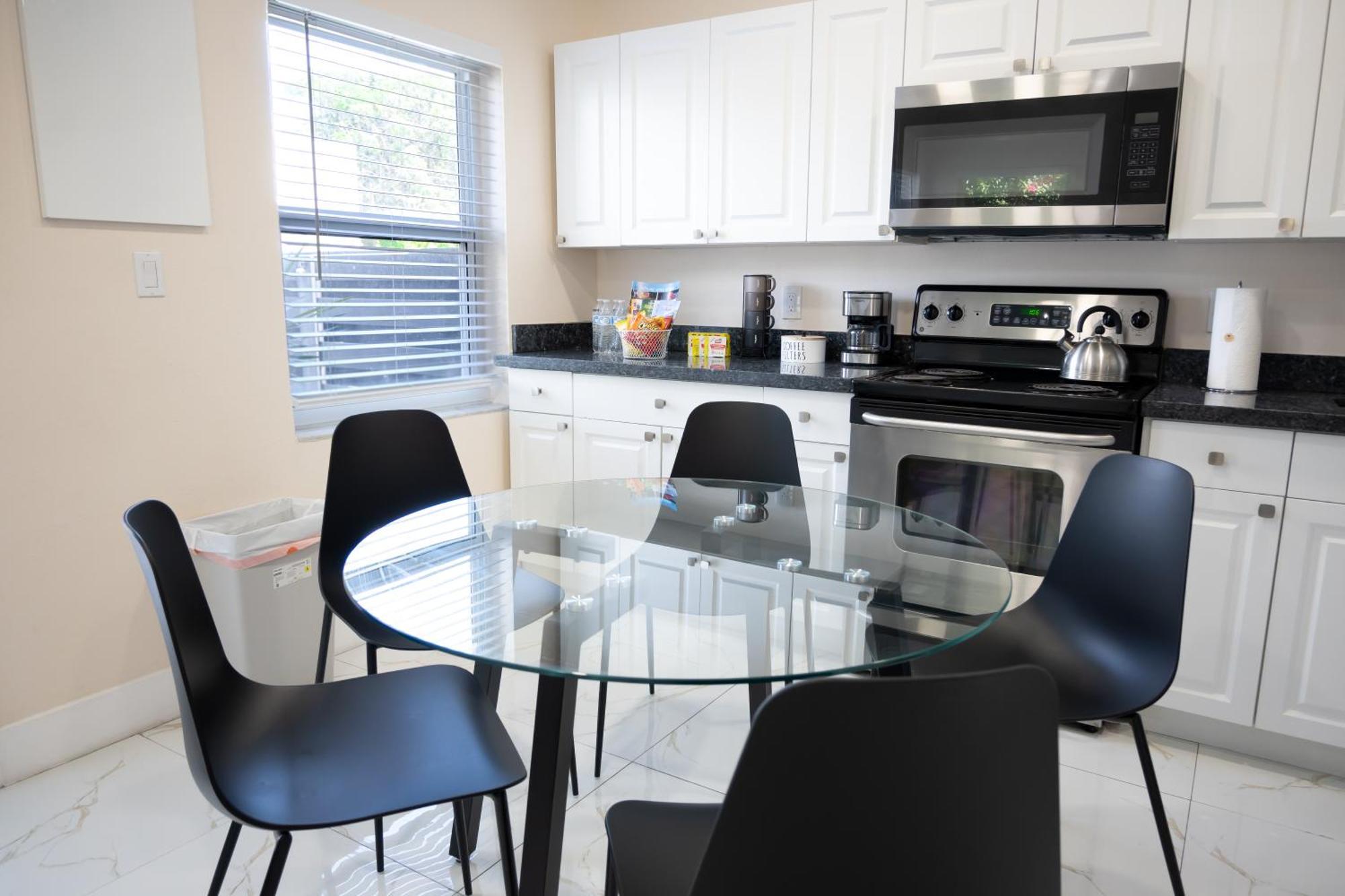 Apartment Cozy Airport, Kingbed, Fenced Parking - Little Havana Near Airport, Wynwood, Calle 8 Brickell, Coral Gables And Miami