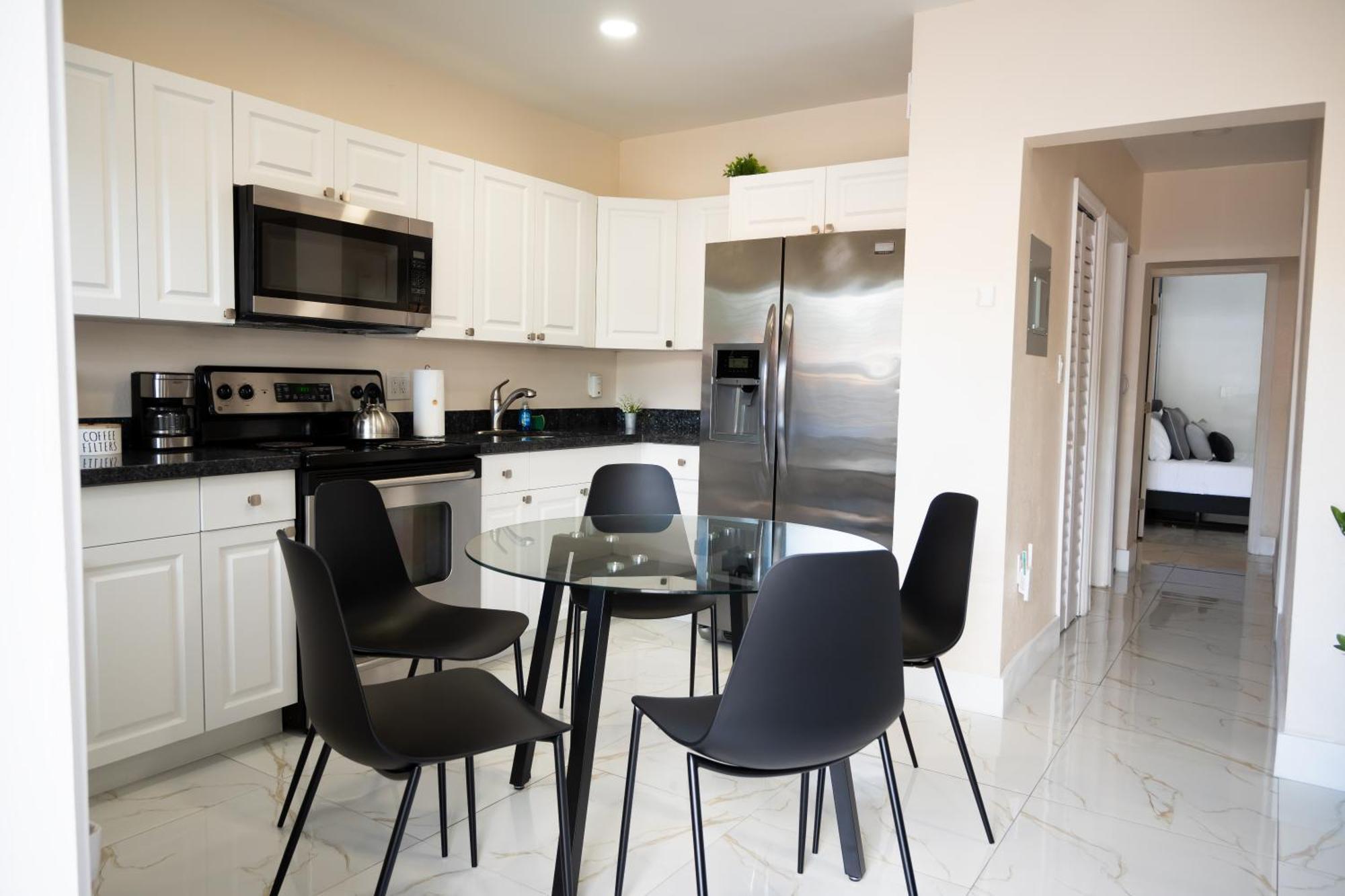 Cozy Airport, Kingbed, Fenced Parking - Little Havana Near Airport, Wynwood, Calle 8 Brickell, Coral Gables And