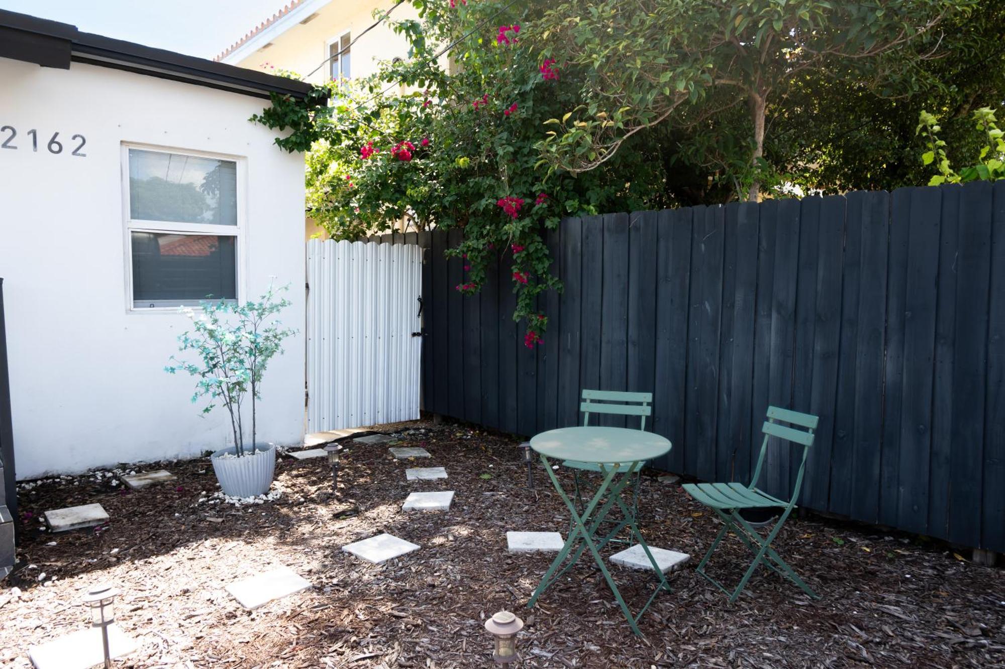 Apartment Cozy Airport, Kingbed, Fenced Parking - Little Havana Near Airport, Wynwood, Calle 8 Brickell, Coral Gables And *